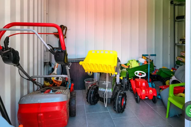 Úložný priestor vo forme regálu v záhradnom domčeku