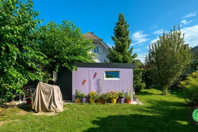 Fialový záhradný domček s pultovou strechou