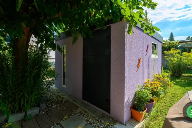 Farebná GARDEON stavba obklopená zelenou záhradou