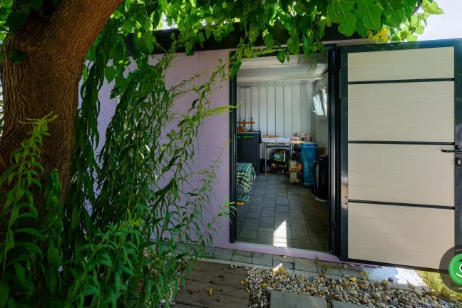 GARDEON záhradný domček pri veľkom strome