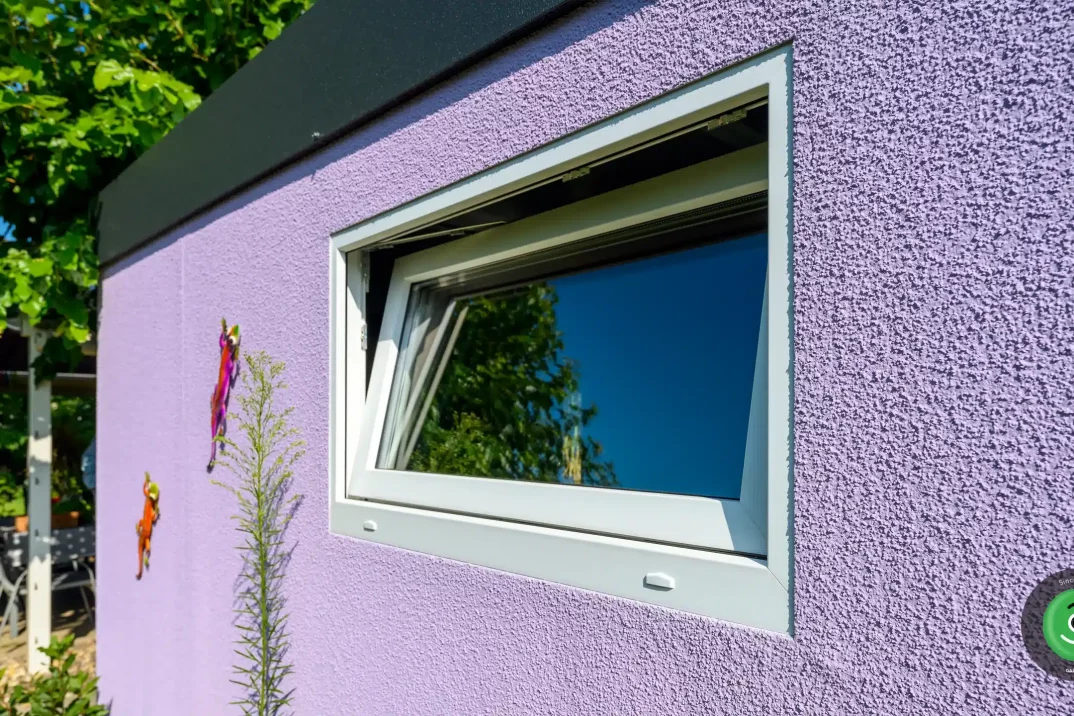 GARDEON záhradný domček s fialovou akrylátovou omietkou