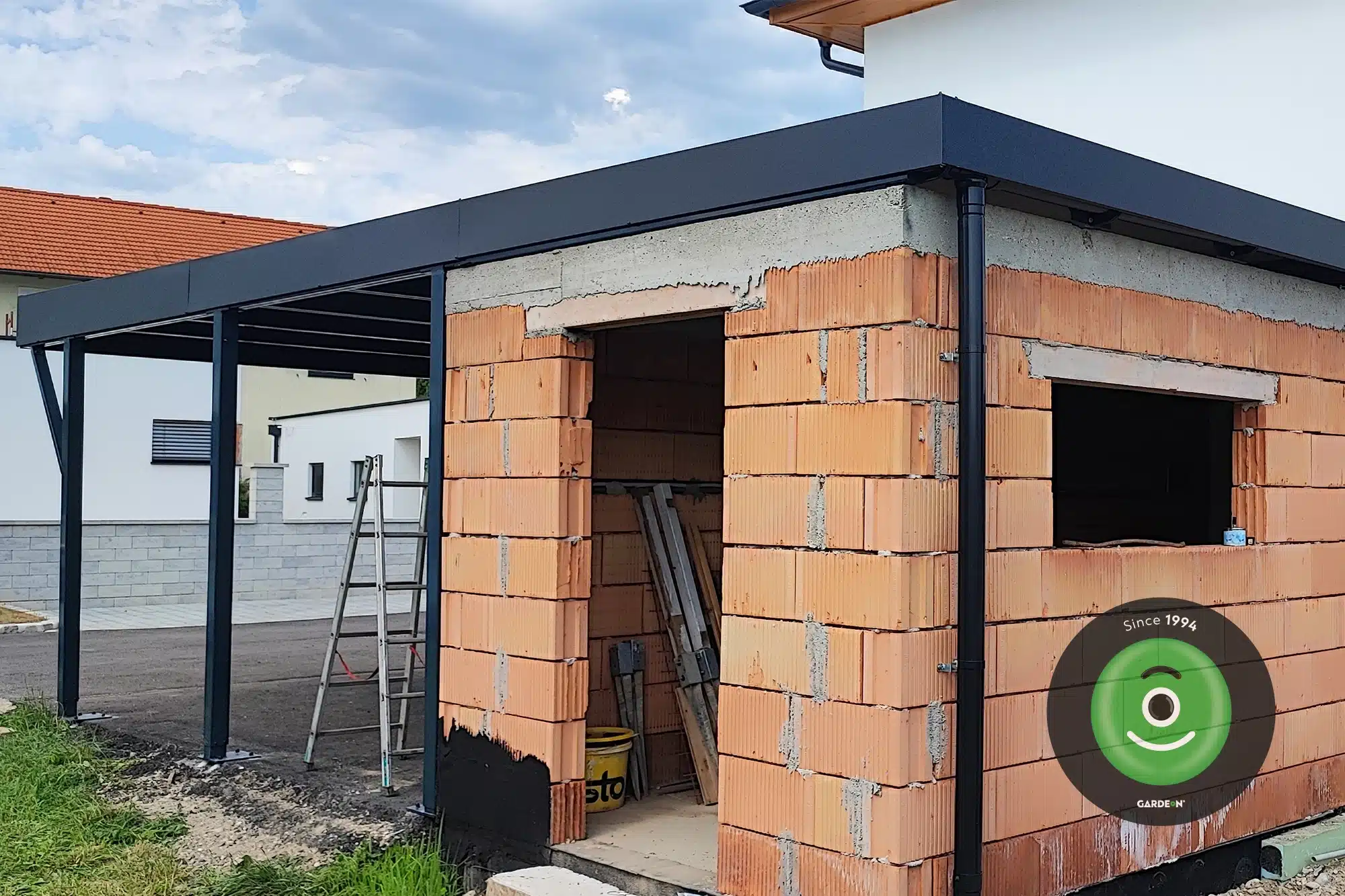 Murovaný záhradný domček s prístreškom GARDEON