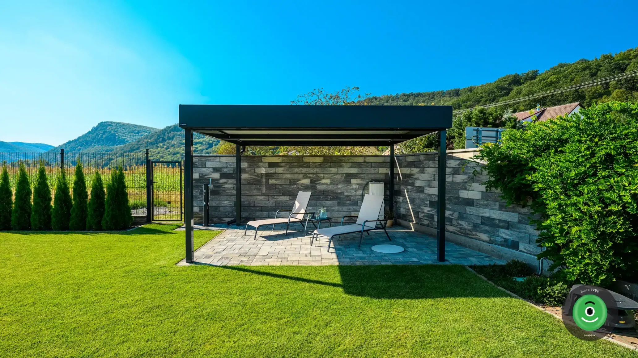 Zelená upravená záhrada s Gardeon pergolou