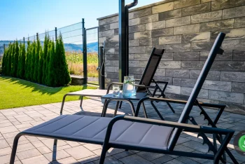 Detail na lehátka v Gardeon pergole