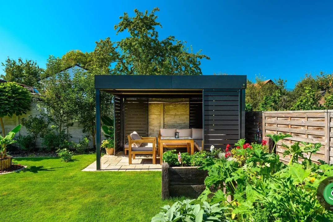 Gardeon pergola v pestrej záhrade s kvetinovými záhonmi