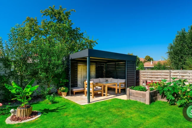 Záhrada obklopená zeleňou a Gardeon pergolou