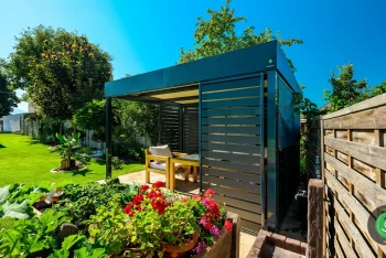 Gardeon pergola usadená do rohu veľkej zelenej záhrady