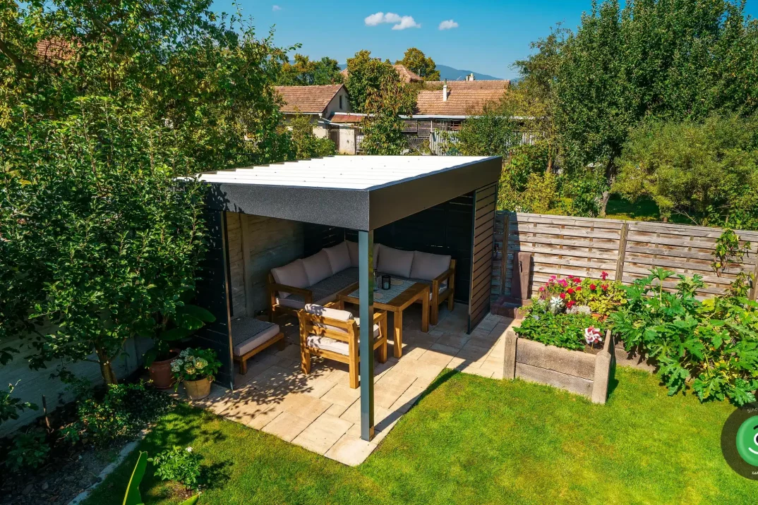 Vrchý podľad na Gardeon pergolu s posedením