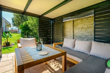 Detail na vnútro pergoly s letným posedením z dreva