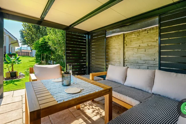 Detail na vnútro pergoly s letným posedením z dreva