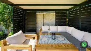 Drevené letné posedenie s vankúšmi v pergole