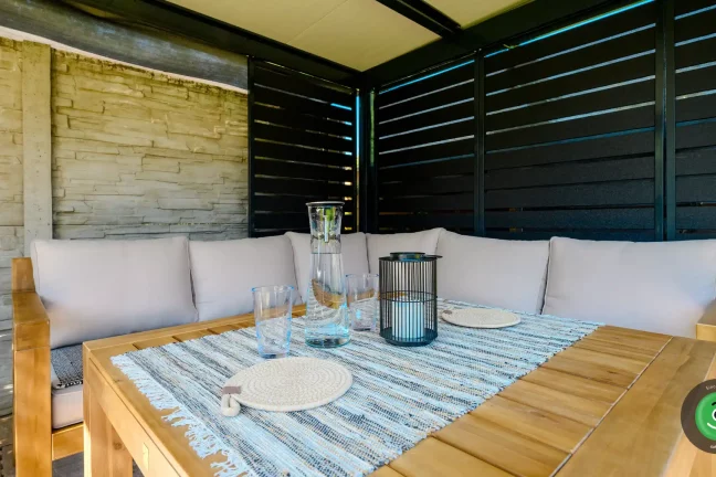 Detail na drevený stôl s posedením pod Gardeon pergolou