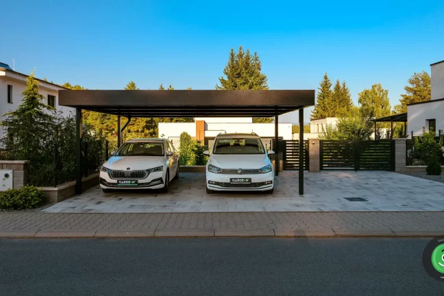 Gardeon prístrešok pre dve autá s bielymi autami vo vnútri