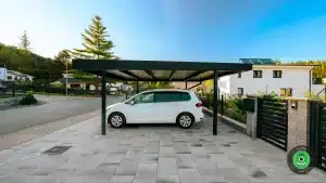 Prístrešok pre dve autá s výjazdom na cestu