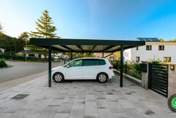 Prístrešok pre dve autá s výjazdom na cestu