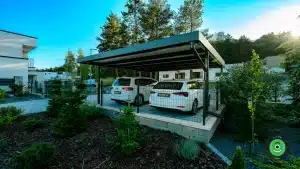 Pr&iacute;stre&scaron;ok pre dve aut&aacute; obklopen&yacute; zasaden&yacute;mi stromčekmi