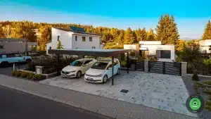 Gardeon prístrešok pre dve autá vedľa rodinného domu