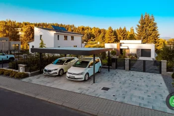 Gardeon prístrešok pre dve autá vedľa rodinného domu