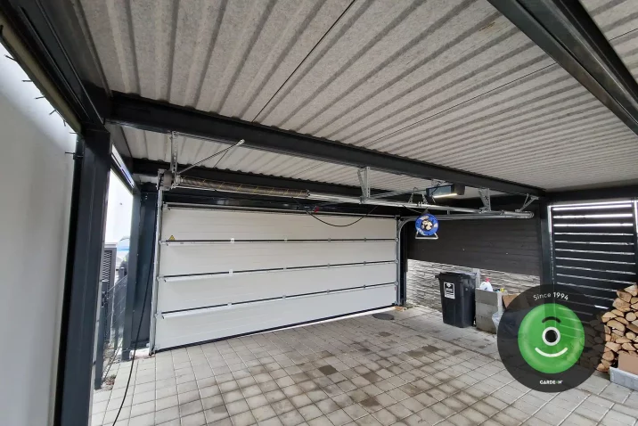 Prístrešok s garážovou bránou - interiér