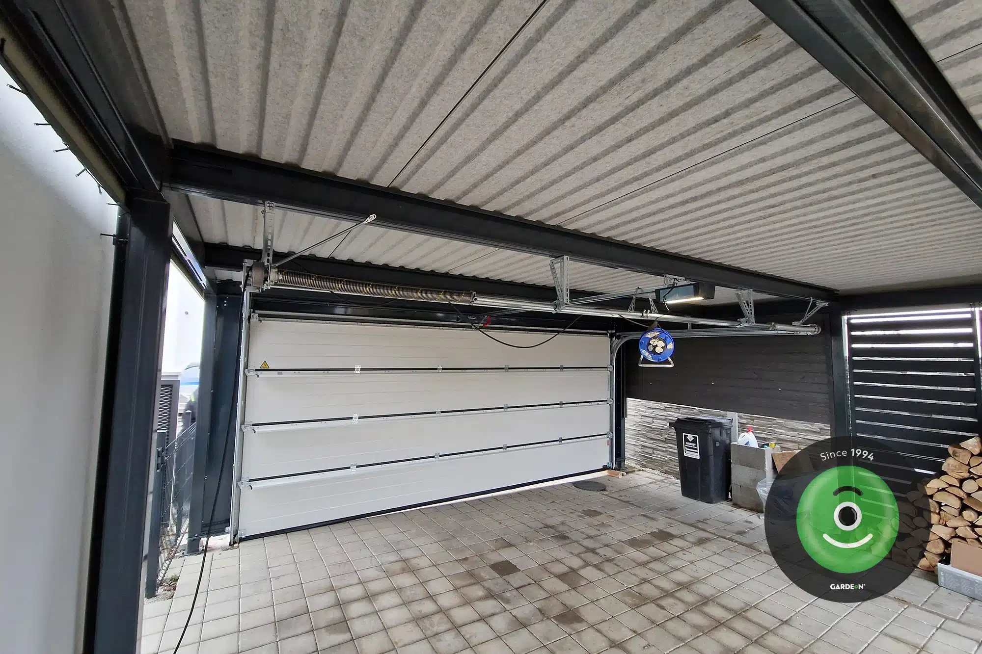 Prístrešok s garážovou bránou - interiér