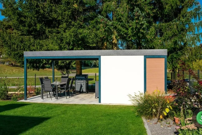 Záhradný domček s prístreškom v okolí kvetovej záhrady