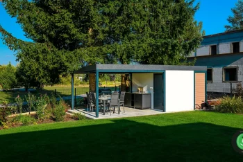 Gardeon záhradný domček s prístreškom pod veľkým stromom