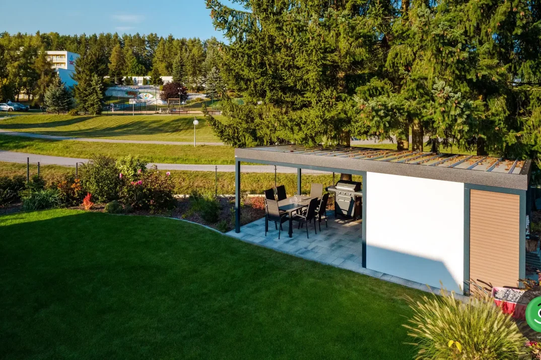 Veľká záhrada s kvetmi a Gardeon záhradným domčekom