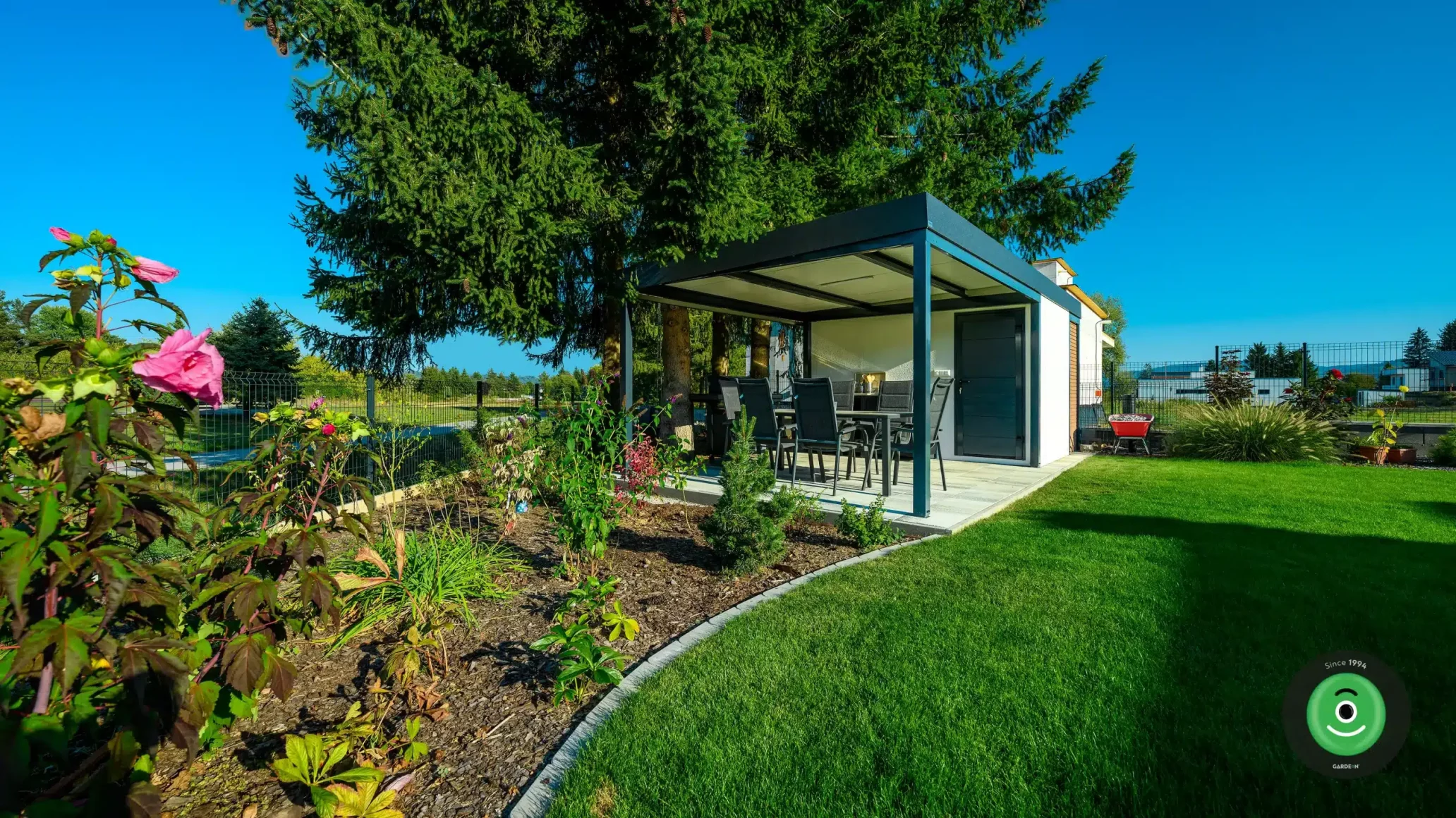 Záhradné kvety v okolí Gardeon záhradného domčeka s prístreškom