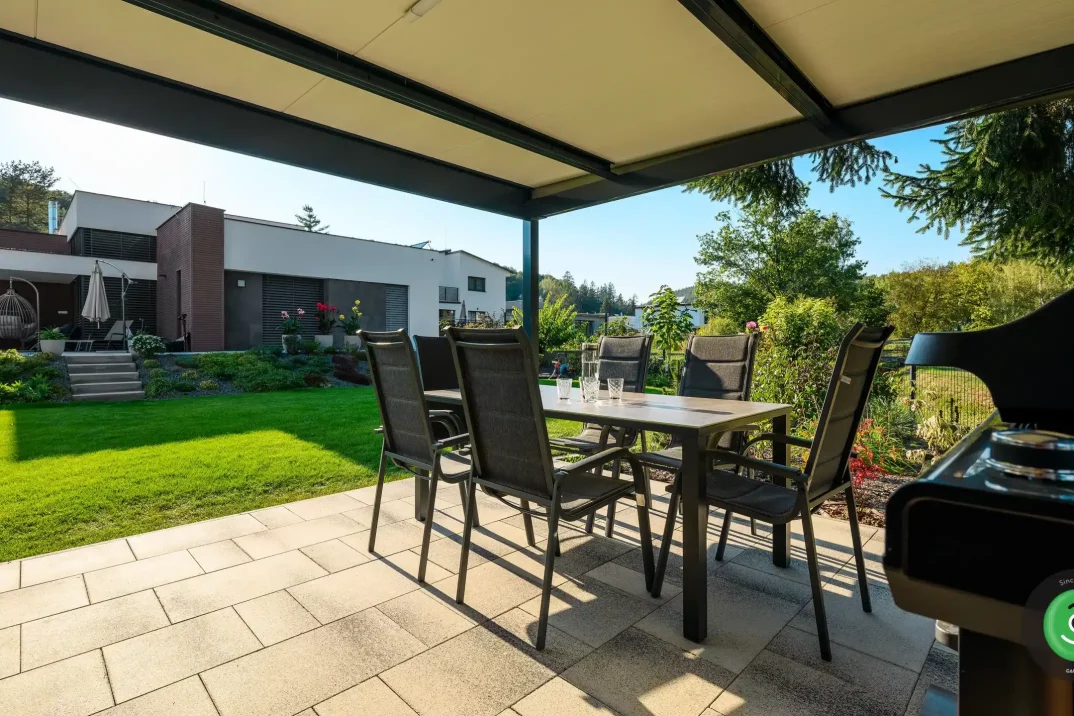 Posedenie pod Gardeon prístreškom na záhrade vedľa domu