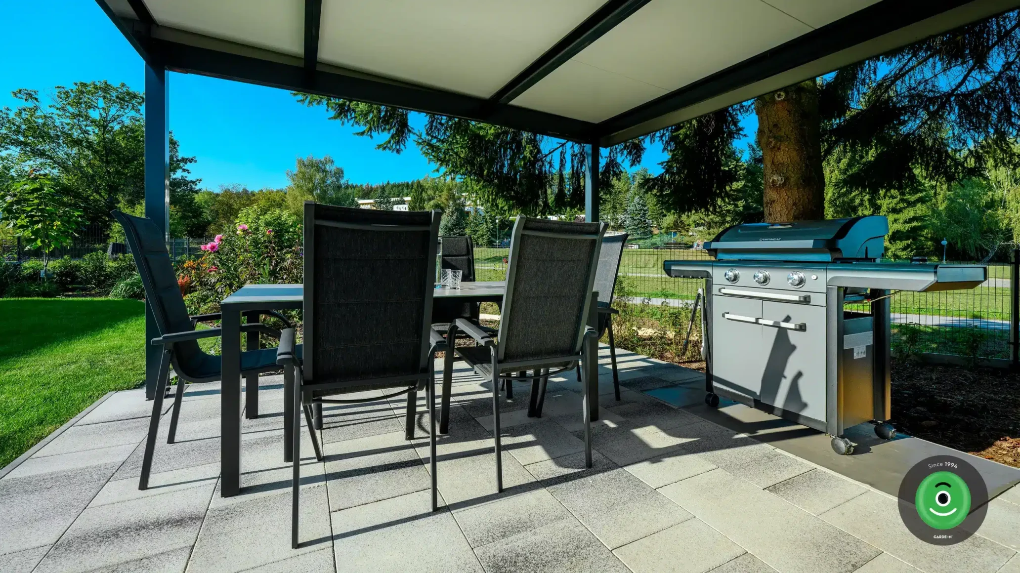 Gardeon prístrešok vybavený posedením a grilom na grilovanie
