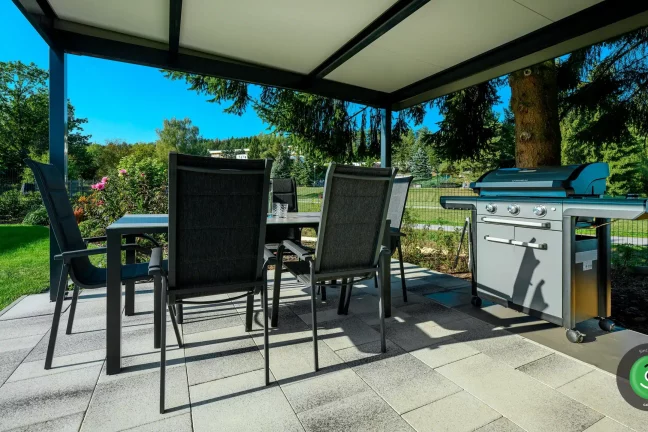 Gardeon prístrešok vybavený posedením a grilom na grilovanie