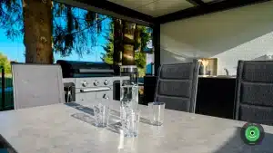 Detail na poháre s vodou položené na stole v prístrešku