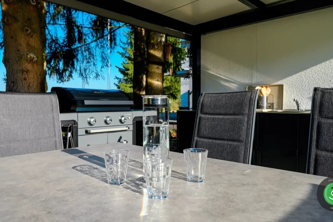 Detail na poháre s vodou položené na stole v prístrešku