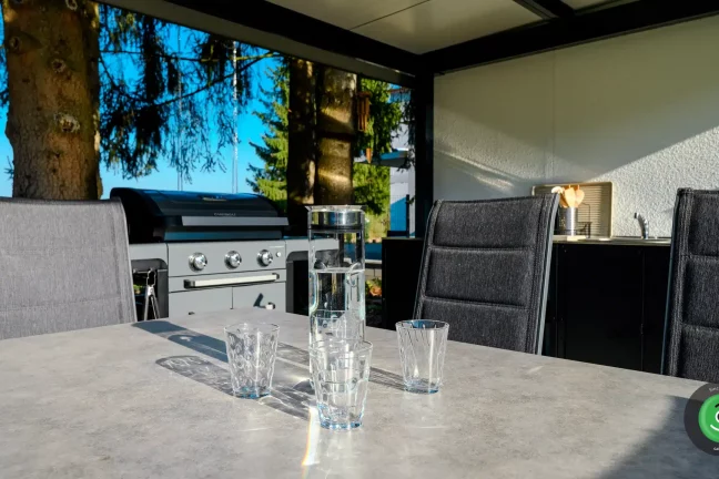 Detail na poháre s vodou položené na stole v prístrešku