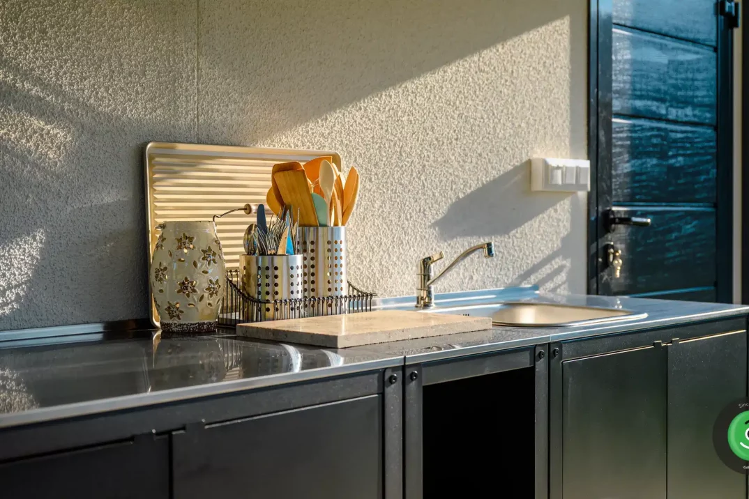 Detail na letnú kuchynku pod prístreškom