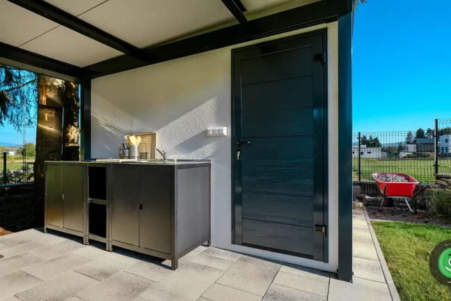 Detail na dvere od záhradného domčeka a letnú kuchynku pod prístreškom