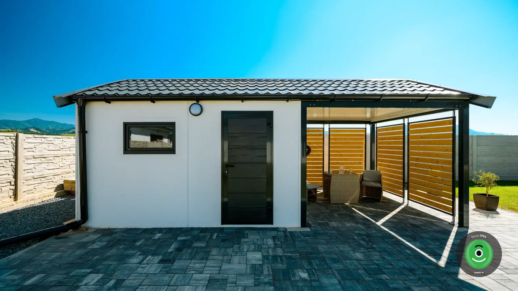 Gardeon záhradný domček s prístreškom so sedlovou strechou