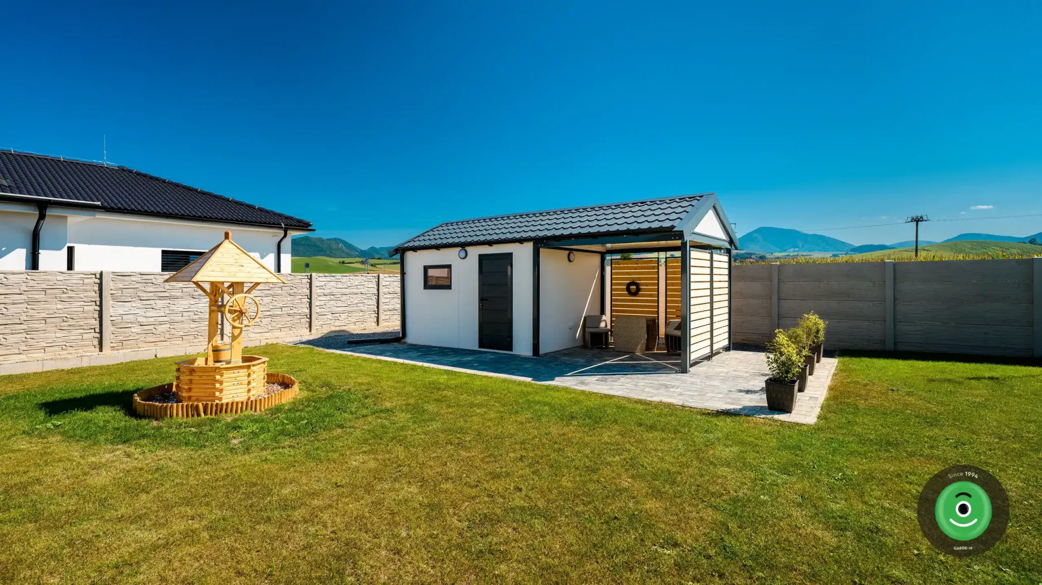 Veľká záhrada s Gardeon záhradným domčekom s prístreškom