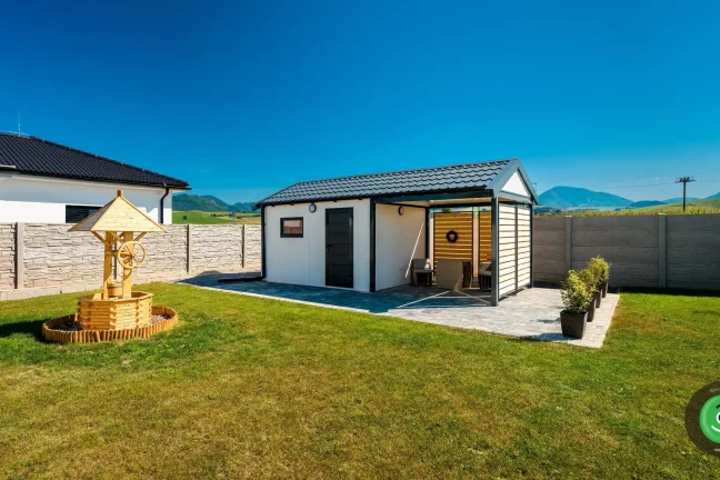 Veľká záhrada s Gardeon záhradným domčekom s prístreškom