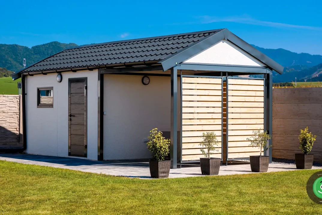 Veľká záhrada s Gardeon záhradným domčekom a prístreškom