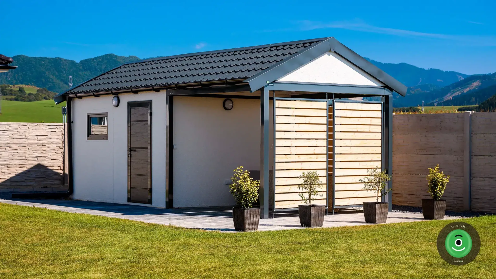 Veľká záhrada s Gardeon záhradným domčekom a prístreškom