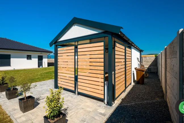 Drevená výplň na Gardeon prístrešku so sedlovou strechou