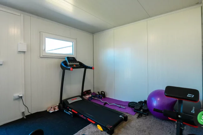 Vnútro záhradného domčeka s interiérom posilňovne