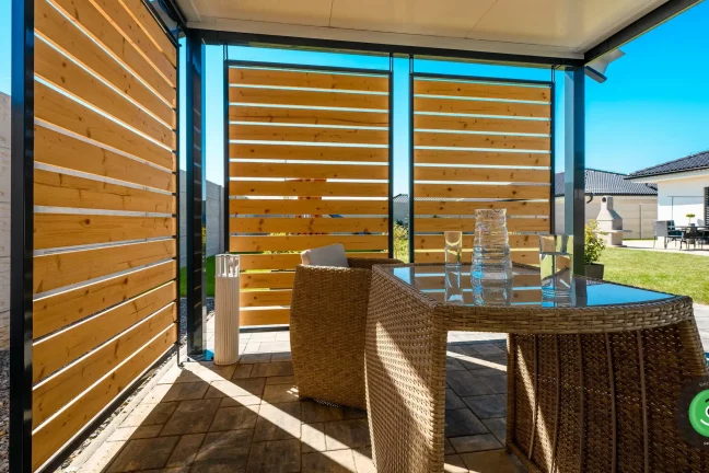 Detail na drevenú výplň a posedenie v Gardeon prístrešku