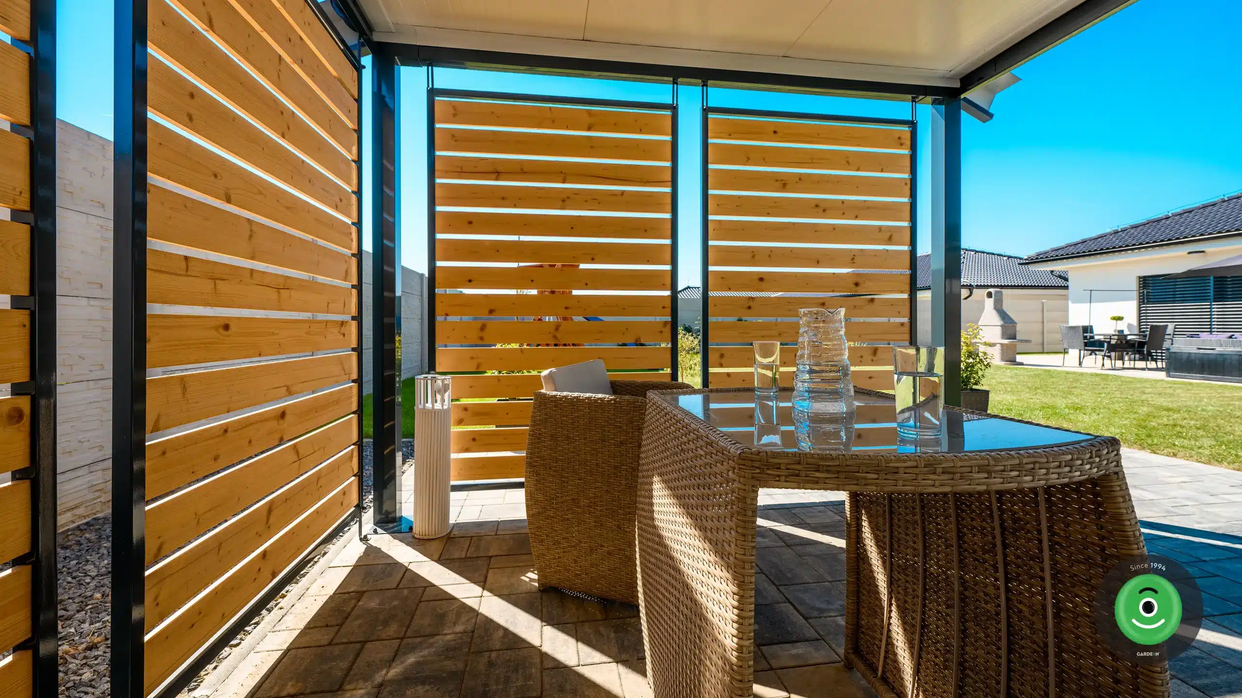 Detail na drevenú výplň a posedenie v Gardeon prístrešku