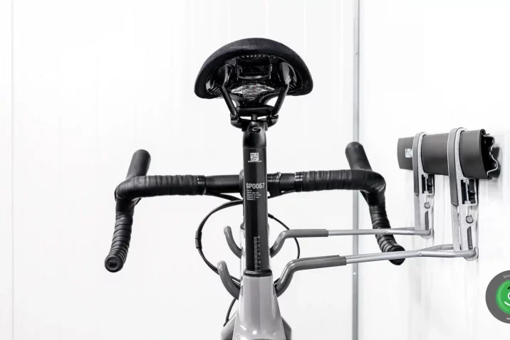 Bočný pohľad na závesný systém na bicykel GARDEON