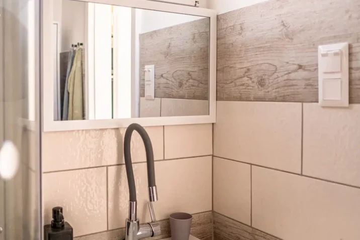 Premena záhradného domčeka na víkendovú chatku - kúpeľňa