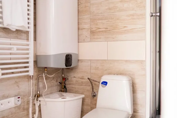 Premena záhradného domčeka na víkendovú chatku - WC a boiler na ohrev vody