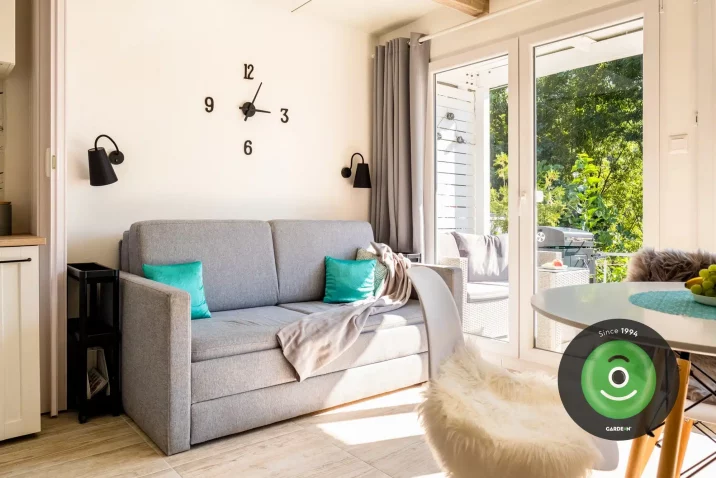 Premena záhradného domčeka na víkendovú chatku - gauč v spoločenskej miestnosti