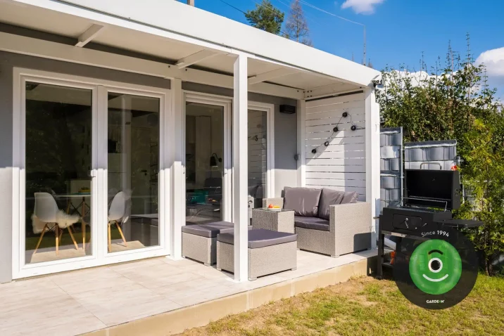 Premena záhradného domčeka na víkendovú chatku - vonkajšie posedenie pod prístreškom